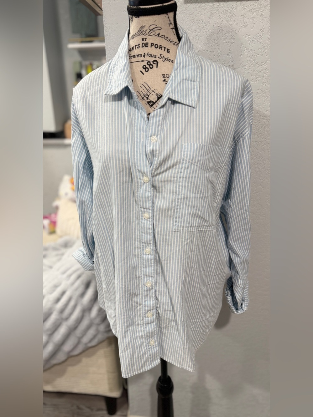 American Eagle Women’s Oversized Button Down Shirt Medium Blue White Stripe NWOT - Picture 2 of 6